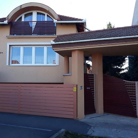 Kenezy Lux Apartman Vendeghaz Хайдусобосло Экстерьер фото